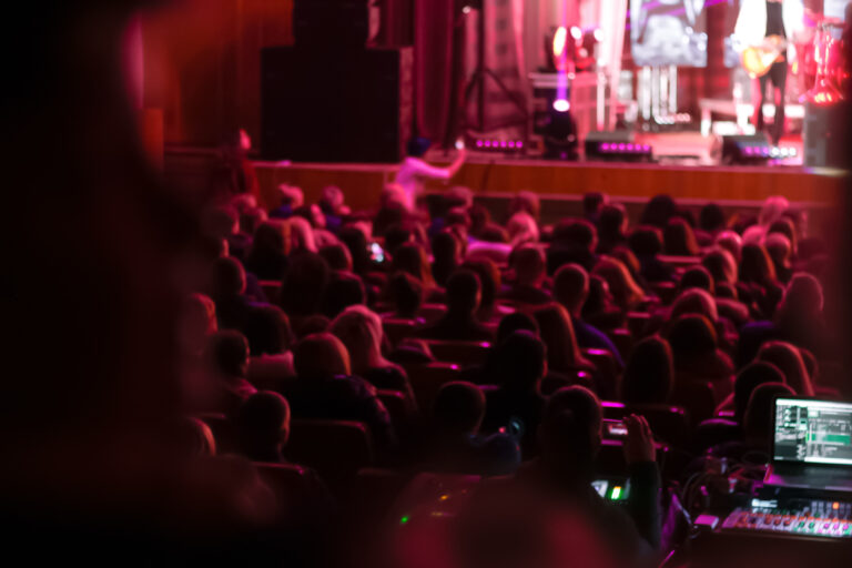 The Difference Between Hypnotherapy and Stage Hypnosis